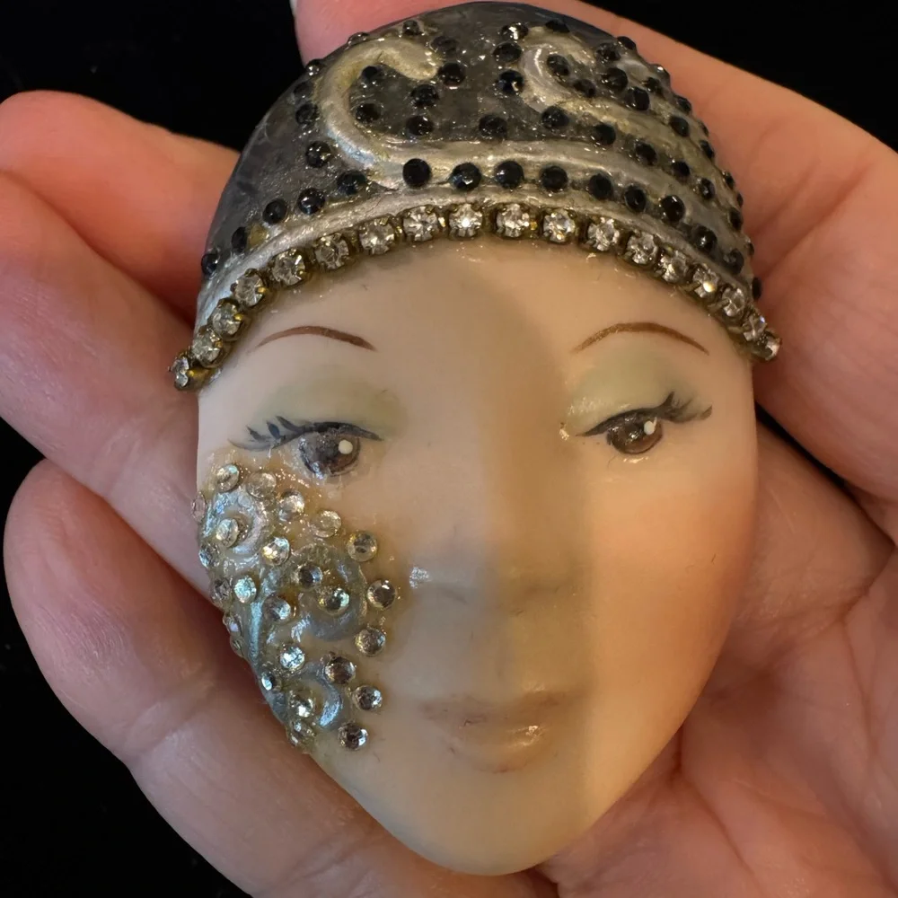 Vintage Hand Painted and Signed Porcelain Flapper‎ Girl Face Brooch - Picture 2 of 5